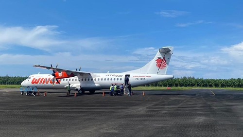 Pesawat Wings Air pertama kali mendarat di Bandar Udara Cut Nyak Dhien. Penerbangan perdana dari Bandara Kualanamu, Medan ini membuka era baru konektivitas untuk tiga kabupaten: Nagan Raya, Aceh Barat, dan Aceh Barat Daya