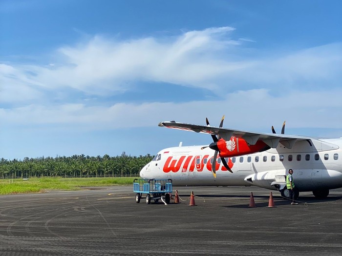 Wings Air Pesawat Wings Air pertama kali mendarat di Bandar Udara Cut Nyak Dhien. Penerbangan perdana dari Bandara Kualanamu, Medan ini membuka era baru konektivitas untuk tiga kabupaten: Nagan Raya, Aceh Barat, dan Aceh Barat Daya