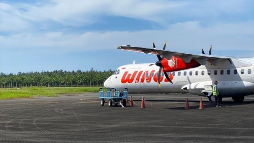 Pesawat Wings Air pertama kali mendarat di Bandar Udara Cut Nyak Dhien. Penerbangan perdana dari Bandara Kualanamu, Medan ini membuka era baru konektivitas untuk tiga kabupaten: Nagan Raya, Aceh Barat, dan Aceh Barat Daya