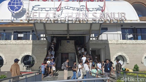 Wisatawan memadati Pelabuhan Sanur, Denpasar, Bali, pada H+5 Lebaran atau Sabtu (5/4/2025). (Foto: Fabiola Dianira/detikBali)