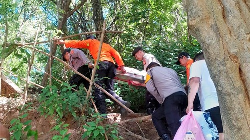 WN Rusia, Alena Andreeva, dievakuasi setelah terjatuh di Pantai Bias Tugel, Desa Padangbai, Kecamatan Manggis, Karangasem, Sabtu (5/4/2025). (Dok. Polsek Padangbai)