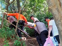 WN Rusia Jatuh Diterjang Ombak Saat Berswafoto di Pantai Bias Tugel