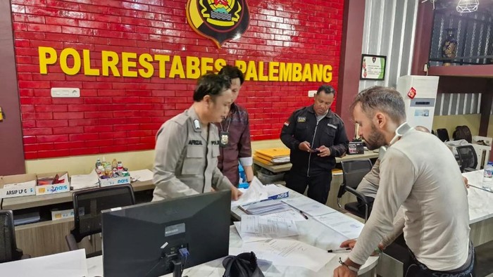 WNA Rusia melapor polisi usai motornya dicuri di Palembang saat touring Bali-Danau Toba.