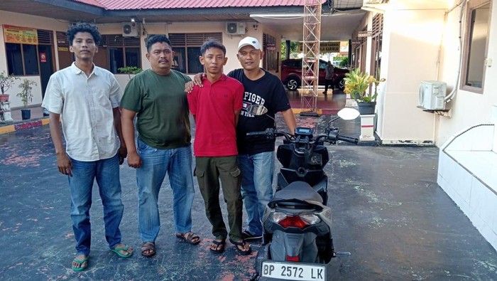 ZA (baju merah) pelaku perampasan uang THR anak berusia 13 tahun saat diamankan polisi. (Dok Polres Karimun)
