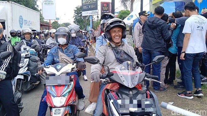 Agung (kanan) pengendara sepeda motor yang sedang melakukan perjalanan dari Purwokerto menuju Tangerang