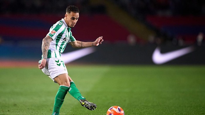 BARCELONA, SPAIN - APRIL 05: Antony dos Santos of Real Betis passes the ball during the LaLiga match between FC Barcelona and Real Betis Balompie at Estadi Olimpic Lluis Companys on April 05, 2025 in Barcelona, Spain. (Photo by Manuel Queimadelos/Quality Sport Images/Getty Images)