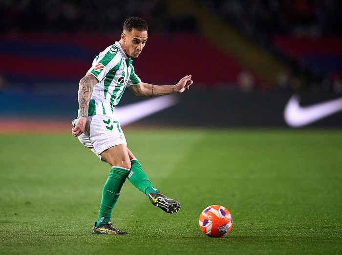 BARCELONA, SPAIN - APRIL 05: Antony dos Santos of Real Betis passes the ball during the LaLiga match between FC Barcelona and Real Betis Balompie at Estadi Olimpic Lluis Companys on April 05, 2025 in Barcelona, Spain. (Photo by Manuel Queimadelos/Quality Sport Images/Getty Images)
