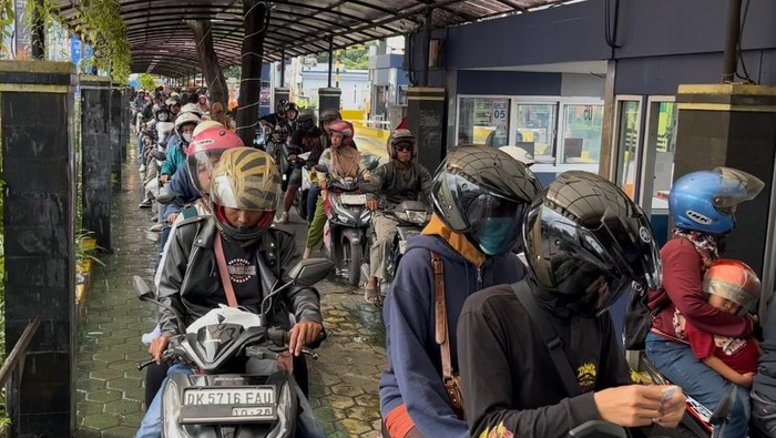 Antrean motor di Pelabuhan Ketapang Banyuwangi