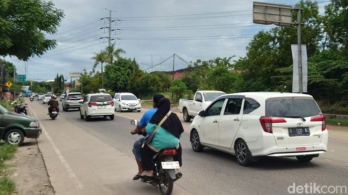 Arus lalu lintas Cilegon-Anyer ramai lancar. (Foto: M Iqbal/detikcom)