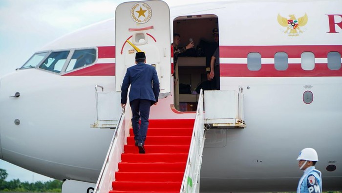 Aspri Prabowo saat dijemput pesawat kepresidenan di Bengkulu.
