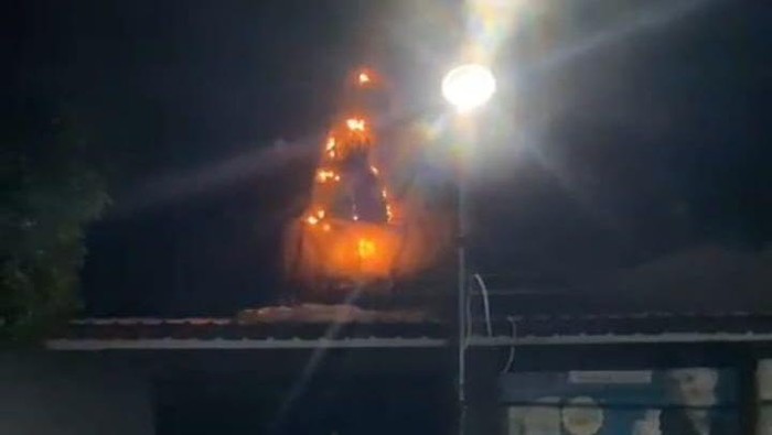 Balon udara bakar atap rumah warga di Ponorogo