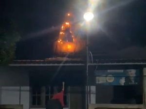 Balon Udara Jatuh Bakar Atap Rumah Warga Ponorogo