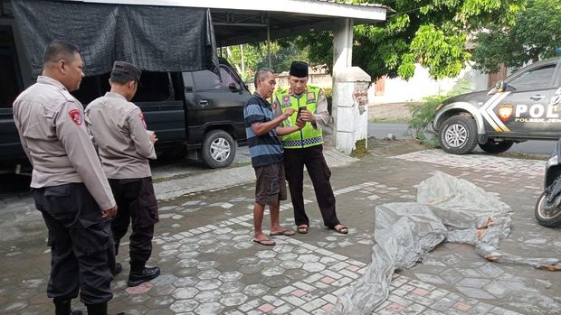 Balon udara bakar atap rumah warga di Ponorogo