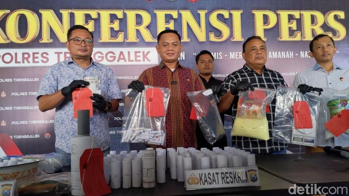 Barang bukti balon udara dan peledak di Trenggalek yang disita dari pelaku