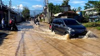 Kawasan tersebut langganan banjir. Masyarakat menagih solusi penanganan banjir kepada Pemkab Bandung karena kondisi itu mengganggu aktivitas warga.