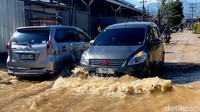 Untuk kendaraan roda empat aman melintasi genangan banjir ini.