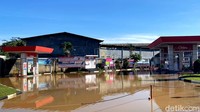 Tak hanya jalan, banjir juga rendam SPBU hingga harus tutup sementara.