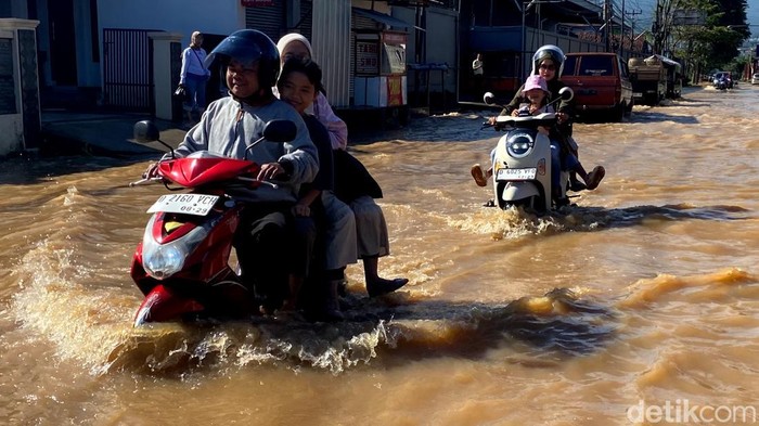 Banjir di Jalan Cikancung Bandung