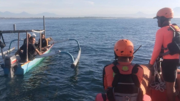 Basarnas saat mencari pengemudi jukung, Raja, yang hilang seusai mengantar WNA diving di perairan Tanjung Benoa, Badung, Bali, Minggu (6/4/2025). (Foto: Dok. Istimewa)