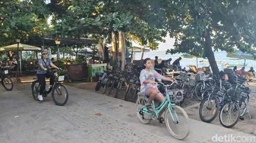 Beberapa pengunjung bersepeda di Pantai Segara Ayu, Denpasar, Bali pada Minggu (6/4/2025).