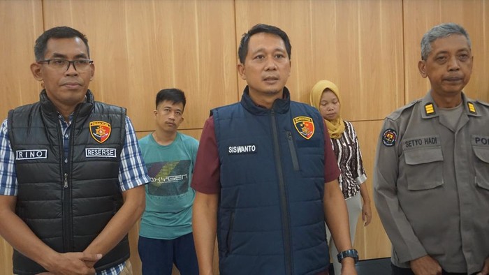 Kasat Reskrim Polres Purbalingga, AKP Siswanto (tengah) memberikan keterangan kasus penyebaran berita hoaks di Mapolres Purbalingga, Minggu (6/4/2025).