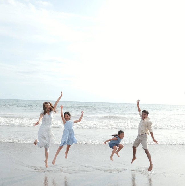Sarwendah bersama ketiga anaknya, Betrand Peto, Thalia, dan Thania memilih menghabiskan waktu libur Lebaran dengan berkunjung ke Bali. Keempatnya tampil kompak. Foto: Instagram/@betrandpetoputraonsu