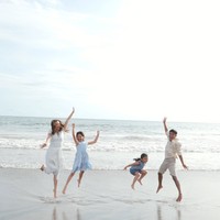 Sarwendah bersama ketiga anaknya, Betrand Peto, Thalia, dan Thania memilih menghabiskan waktu libur Lebaran dengan berkunjung ke Bali. Keempatnya tampil kompak. Foto: Instagram/@betrandpetoputraonsu