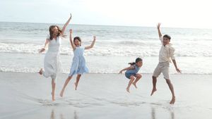 7 Foto Sarwendah dan Betrand Peto Pemotretan di Pantai Bali, Tampil Kompak