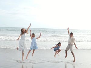 7 Foto Sarwendah dan Betrand Peto Pemotretan di Pantai Bali, Tampil Kompak