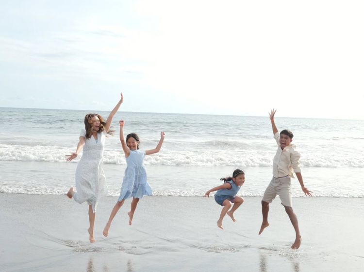 7 Foto Sarwendah dan Betrand Peto Pemotretan di Pantai Bali, Tampil Kompak