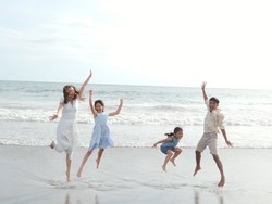 7 Foto Sarwendah dan Betrand Peto Pemotretan di Pantai Bali, Tampil Kompak