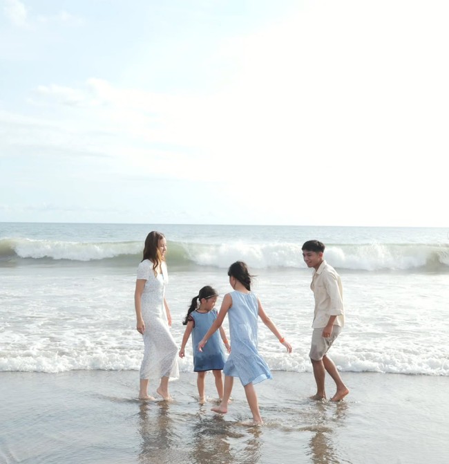 Keempatnya tampil kompak dalam balutan busana bernuansa putih, krem, dan biru. Sarwendah tampil dengan dress panjang berwarna putih. Sementara kedua anak perempuannya, Thalia dan Thania tampak mengenakan dress tanpa lengan berwarna biru. Foto: Instagram/@betrandpetoputraonsu