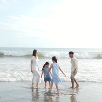 Keempatnya tampil kompak dalam balutan busana bernuansa putih, krem, dan biru. Sarwendah tampil dengan dress panjang berwarna putih. Sementara kedua anak perempuannya, Thalia dan Thania tampak mengenakan dress tanpa lengan berwarna biru. Foto: Instagram/@betrandpetoputraonsu