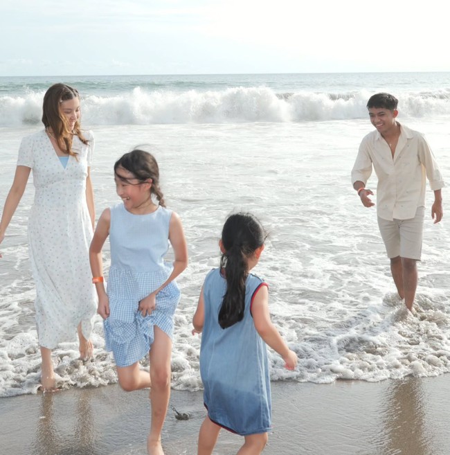 Jadi pengganti sang ayah mendampingi ibu dan adik-adiknya, Betrand tampil gagah kenakan kemeja lengan panjang berwarna krem dipadukan dengan celana pendek selutut warna senada. Foto: Instagram/@betrandpetoputraonsu