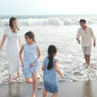 Jadi pengganti sang ayah mendampingi ibu dan adik-adiknya, Betrand tampil gagah kenakan kemeja lengan panjang berwarna krem dipadukan dengan celana pendek selutut warna senada. Foto: Instagram/@betrandpetoputraonsu