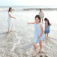Tampak keempatnya yang begitu asik dan bahagia bermain ombak di tepi pantai. Meski mantan suami Sarwendah, Ruben Onsu tak terlihat hadir namun Sarwendah bersama ketiga anaknya tetap terlihat ceria menghabiskan waktu bersama. Foto: Instagram/@betrandpetoputraonsu