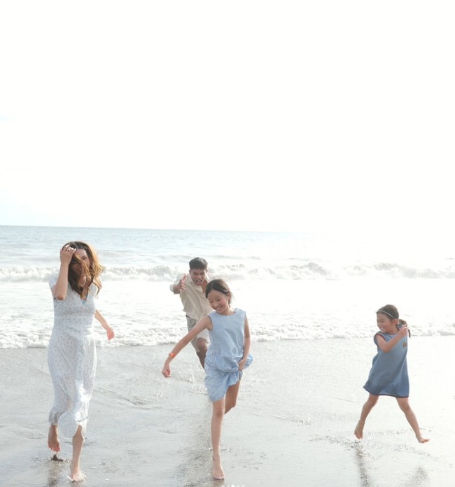 Penampilan Sarwendah yang terlihat cantik dengan tubuh langsingnya juga tak kalah mencuri atensi. Sarwendah auranya cantik bgt, apalagi badannya terlihat body goals bgt, rahasianya apa yaaa?? komentar salah seorang netizen. Foto: Instagram/@betrandpetoputraonsu