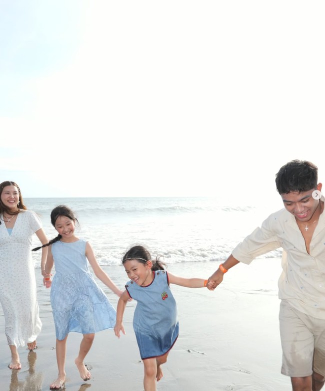 Berlarian di pantai sambil bergandengan tangan, terlihat Sarwendah dan ketiga anaknya yang begitu kompak. Keceriaan pun jelas terpancar di wajah Sarwendah dan anak-anaknya. Foto: Instagram/@betrandpetoputraonsu