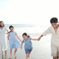 Berlarian di pantai sambil bergandengan tangan, terlihat Sarwendah dan ketiga anaknya yang begitu kompak. Keceriaan pun jelas terpancar di wajah Sarwendah dan anak-anaknya. Foto: Instagram/@betrandpetoputraonsu