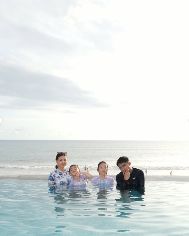 Tak hanya bermain di pantai, keempatnya juga kompak berenang bersama sambil menikmati pemandangan laut yang indah. Foto: Instagram/@betrandpetoputraonsu