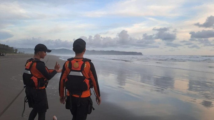 Tim SAR gabungan menyisir lokasi remaja terseret ombak di Pantai Karangpakis, Kecamatan Nusawungu, Kabupaten Cilacap, Minggu (6/4/2025).