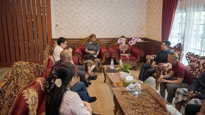Bupati Badung I Wayan Adi Arnawa saat rapat koordinasi terkait dengan penataan Jembatan Tukad Bangkung, Desa Pelaga, Kecamatan Petang, Minggu (6/4/2025).