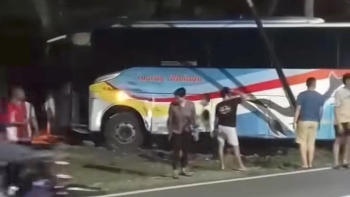 Bus Sugeng Rahayu nyungsep