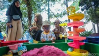 Mereka turut membawa anak-anak untuk bermain, diketahui banyak pedagang yang menawarkan permainan anak mulai dari menggambar, sewa mobil mini, hingga permainan sensori. 