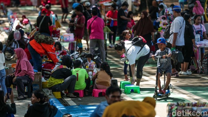 Kegiatan car free day (CFD) atau hari bebas kendaraan bermotor (HBKB) di Jakarta pun ditiadakan pada hari ini 6 April 2025. Warga memanfaatkan waktu bermain di Banjir Kanal Timur, Jakarta Timur.