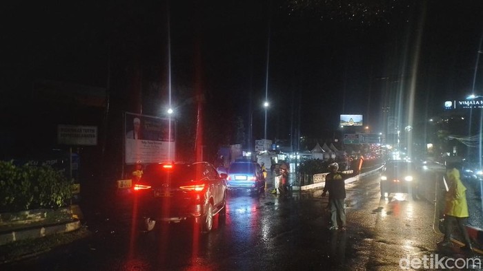 Dibukanya one way jalur Simpang Gadog di Puncak, Bogor