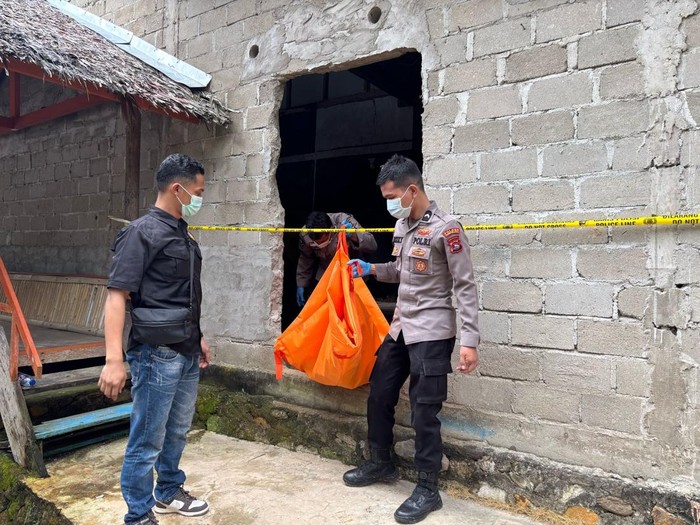 Evakuasi kerangka manusia yang ditemukan di bak mandi sarang burung walet di Pesisir Selatan, Sumbar. (Istimewa)