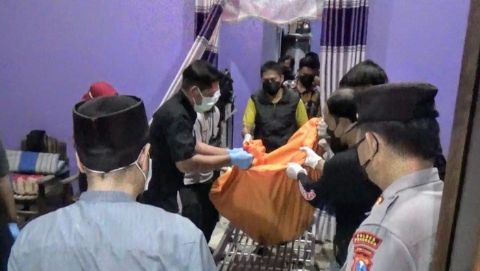 Evakuasi korban saat ditemukan tewas dalam kamar rumahnya