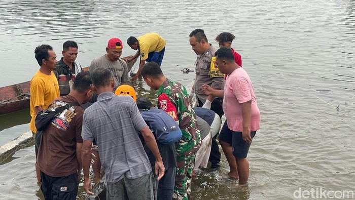 Evakuasi korban yang tenggelam di genangan Waduk Kedung Ombo, Sragen, Minggu (6/4/2025).