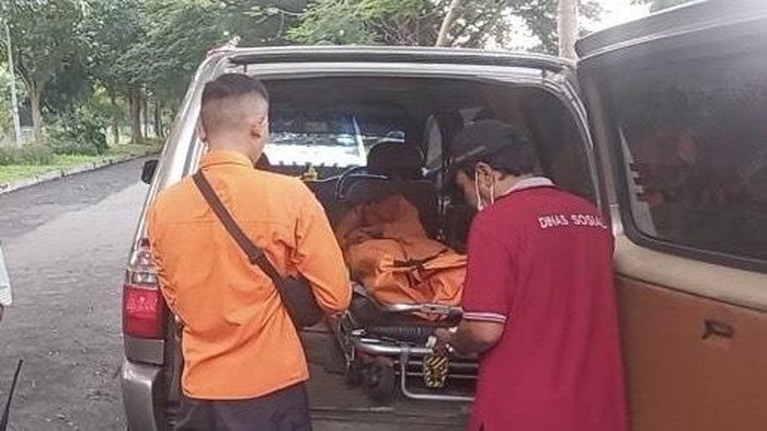 Evakuasi lansia yang ditemukan meninggal di Sukomanunggal Surabaya